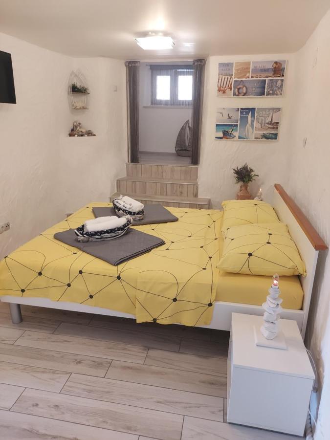 Apartmant Bionda Novi Vinodolski, Cozy And Nice Apartment For 4 People In The City Center Экстерьер фото