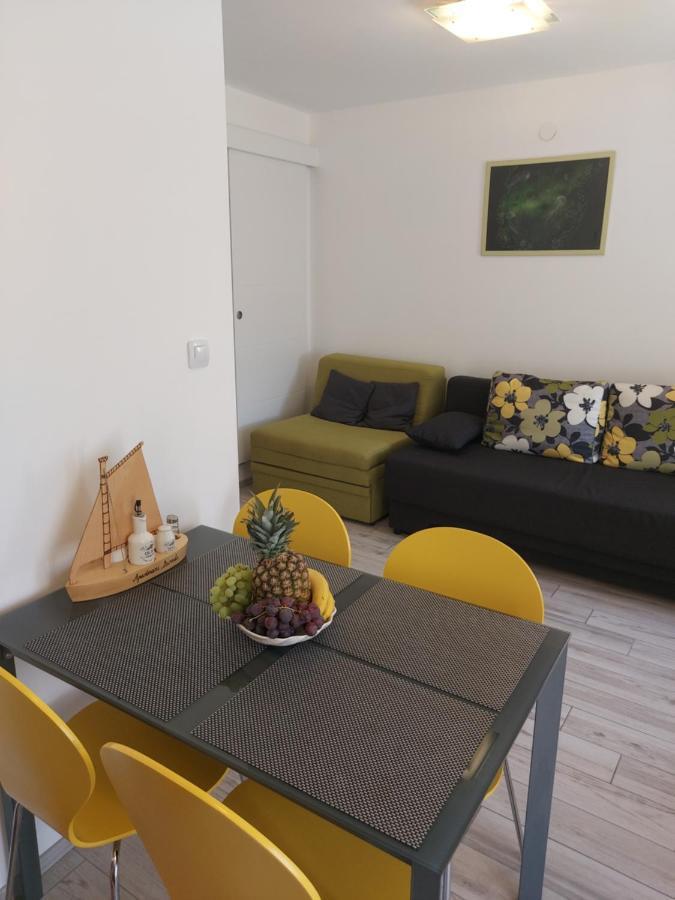 Apartmant Bionda Novi Vinodolski, Cozy And Nice Apartment For 4 People In The City Center Экстерьер фото