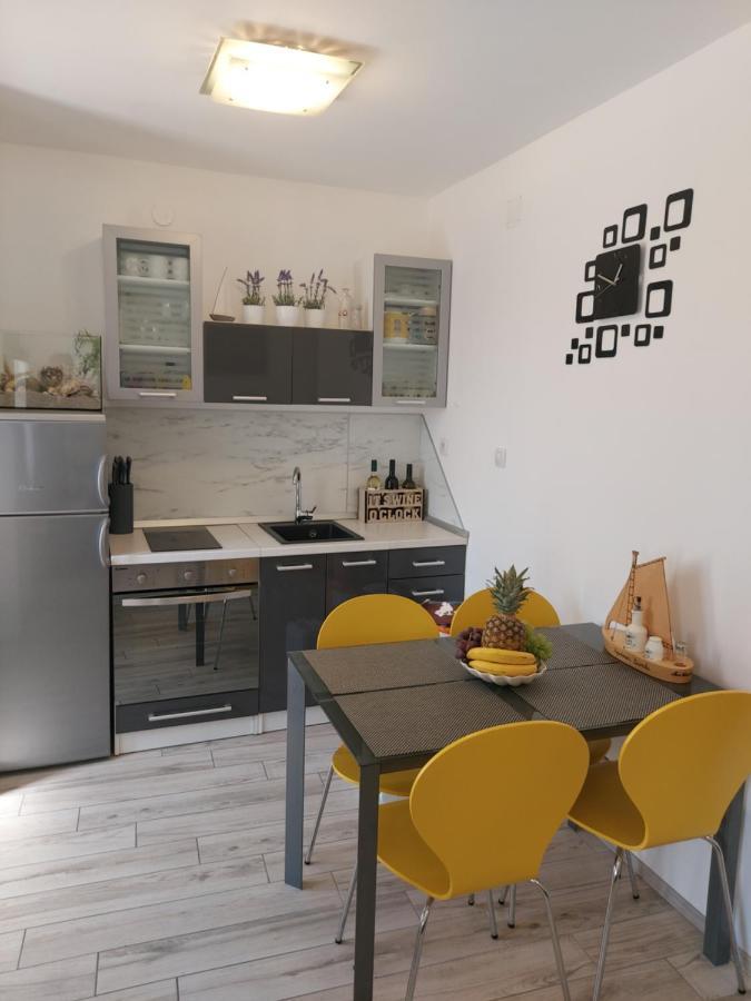 Apartmant Bionda Novi Vinodolski, Cozy And Nice Apartment For 4 People In The City Center Экстерьер фото